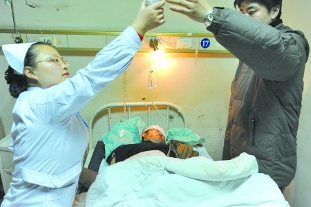 被撞夫妇生命垂危，已被医院下达病危通知书。 记者 平伟 图