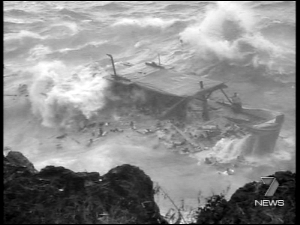 粉碎 偷渡船被撞得粉碎,很多乘客被海浪吞没。