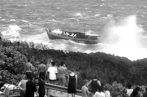 遇险 15日,载70人偷渡船在圣诞岛遇险,岛上居民准备援助。
