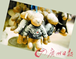 17日,在柏林一家商店,泰迪熊上挂满了雪。