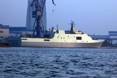 东方网资料图：晒装中的“井冈山”舰。