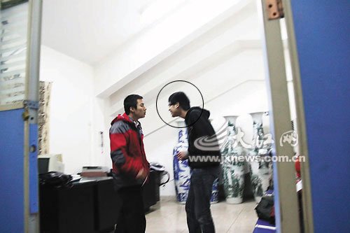 男子飙车进校园被拦 踹伤保安称“有的是钱”