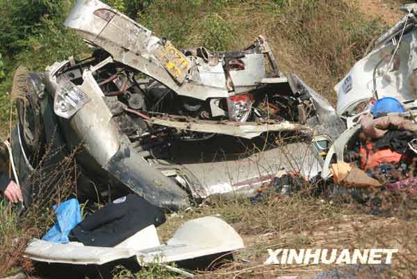 2月8日拍摄的广西河池大客车坠落事故现场。新华社发(莫限涛摄)