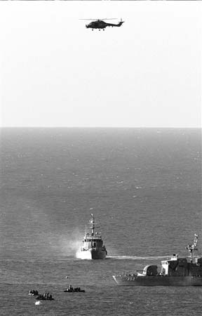 28日，韩国海军船只在“天安”号沉没海域搜寻。 新华社/路透