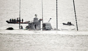 天安舰残骸露出水面