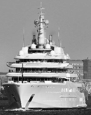 4月16日，“日蚀号”离开“布洛姆·福斯”公司位处汉堡的船厂，在海上游弋。