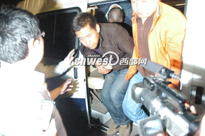 犯罪嫌疑人案犯马志明被警方押回西安（身穿黑灰色外套）。（图片来源：西部网）