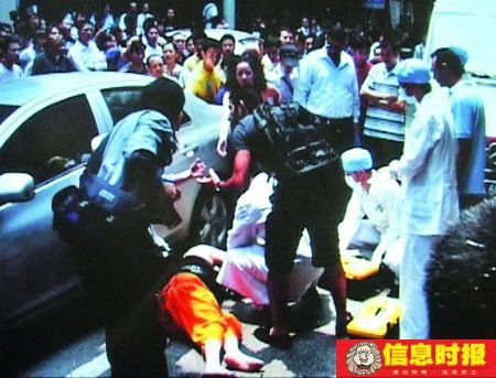 豪华车追尾后撞伤外籍女子 逃跑时与公交车相撞