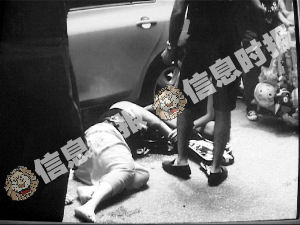 豪华车追尾后撞伤外籍女子 逃跑时与公交车相撞