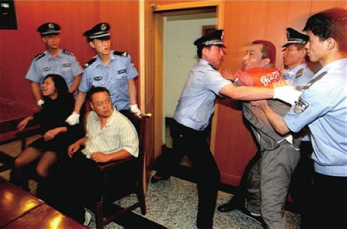 肇事司机张文明在法庭上情绪激动,他的妻子和大舅哥也分别被控制。本报通讯员李倩摄