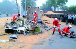 消防员在现场救援。昨日，通州张家湾开发区环岛，一辆大货与轿车事故，造成三死两伤。消防队供图