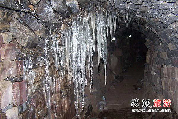 是什么原因使这里冬夏反季节呢？