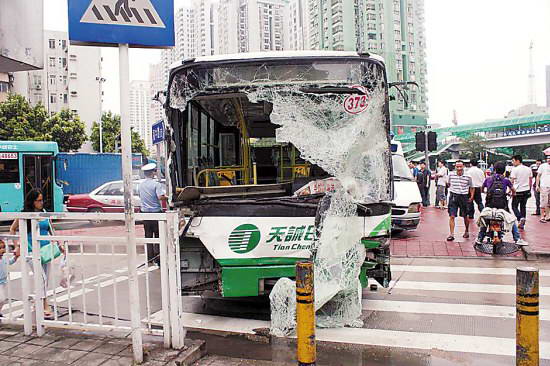 救护车闯红灯撞公交车致18人受伤(图)