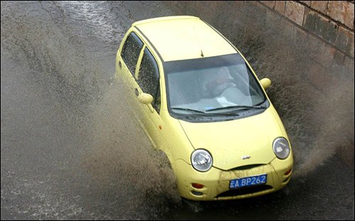 雨天行车多留神 3大险情正确处理莫慌张