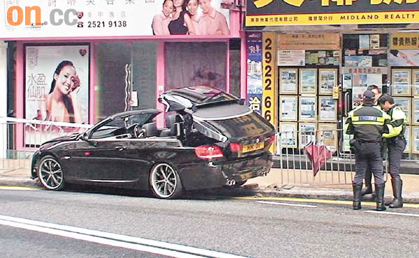 警察试图关上跑车的敞篷，但没有成功