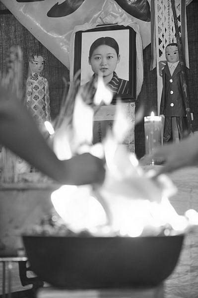 都江堰市政府副秘书长驾车撞人(组图)