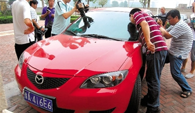 女子驾车三次碾轧农民工以危害公共安全被拘