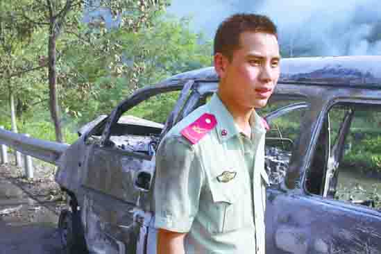 为了救人,小左的衣服上沾上了血迹。