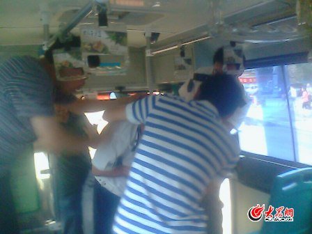 两公交车市区内飙车 乘客仗义执言被打喷血