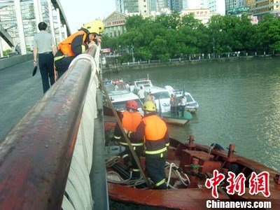 浙江一艘载重458吨货船发生卡桥事故(组图)