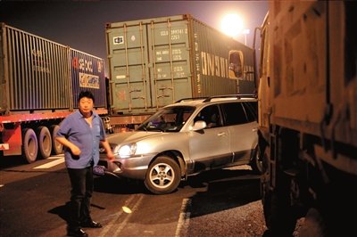 北京10车追尾 机警司机放倒座椅躲过一劫