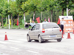 冲出被隔离的道路西侧,扬长而去。