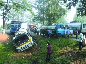 昨日7时40分,110国道旧线延庆张山营镇五里营村路口,一辆载有16吨柴油的油罐车侧翻。通讯员 张金华 摄