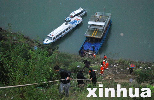 10月1日,救援人员利用绳索营救疏散乘客。新华社发(方佩摄)