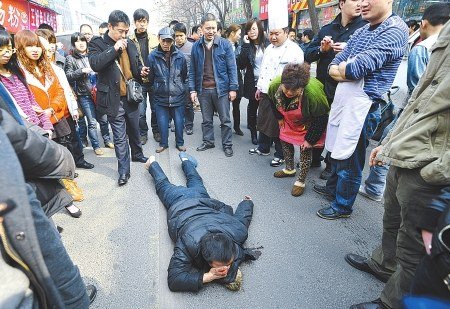 司机错把油门当刹车 轿车闹市逆行撞飞三轮(图)