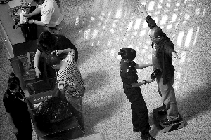 昨日下午1时,首都机场T3航站楼候机安检处,乘客正在安检。当天上午,因为安检级别提高,安检用时延长,机场一度人满为患。本报记者 王嘉宁 摄