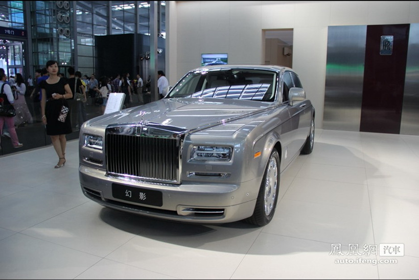 劳斯劳斯幻影“欢庆女神” 全球仅有一百辆。近七百万的售价让许多购车者望而却步，但是不能拥有，还是能过过眼瘾。下面近距离感受豪车的细节品质。