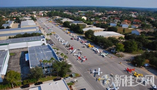 美国航空住宅小镇几乎家家有飞机