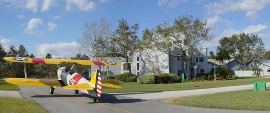美国航空住宅小镇几乎家家有飞机