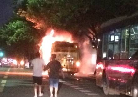 公交车起火现场