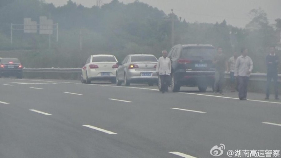 高速上轿车自燃 围观者嗑瓜子拍照记6分罚200元